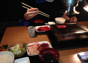 Japanese_food_Yakiniku_grilling_at_table
